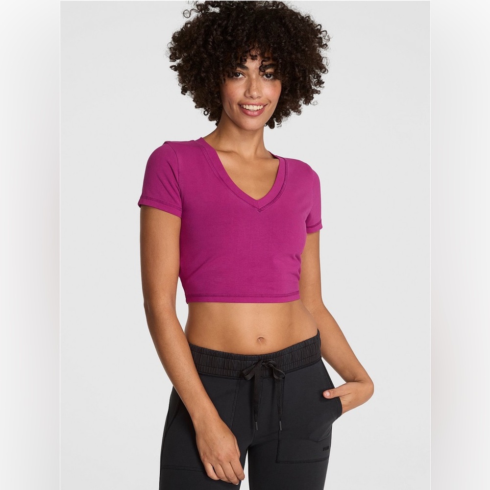 VS PINK ALL-DAY COTTON V-NECK CROPPED TEE